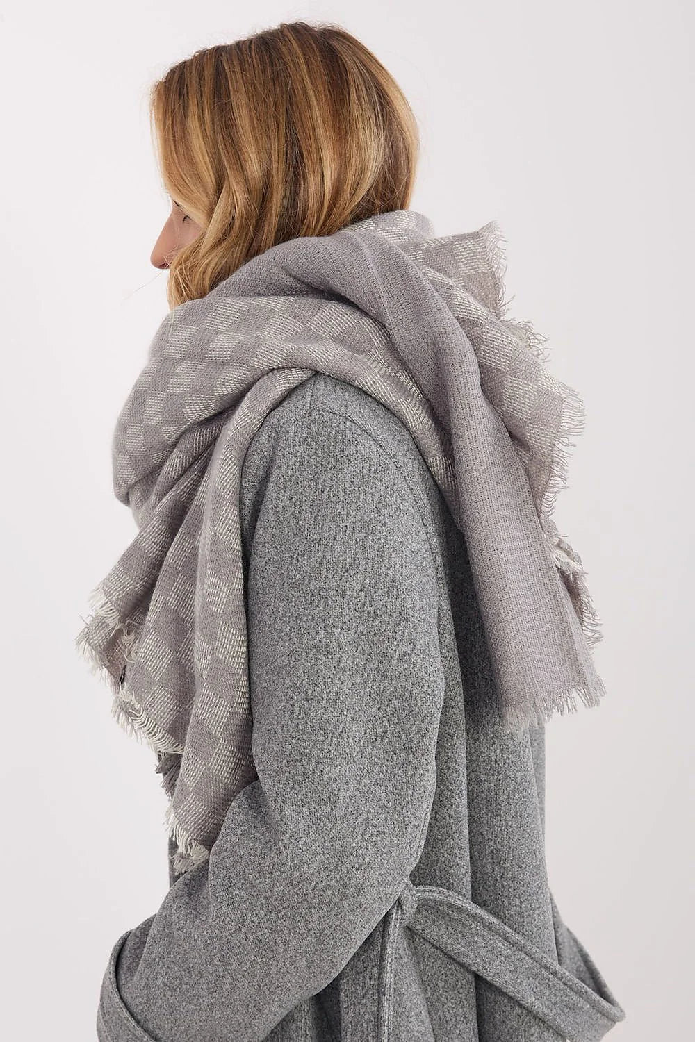 châle écharpe oversize grande taille viscose laine mélangée douce tactile finitions élégantes motif géométrique franges délicates polyvalent chic