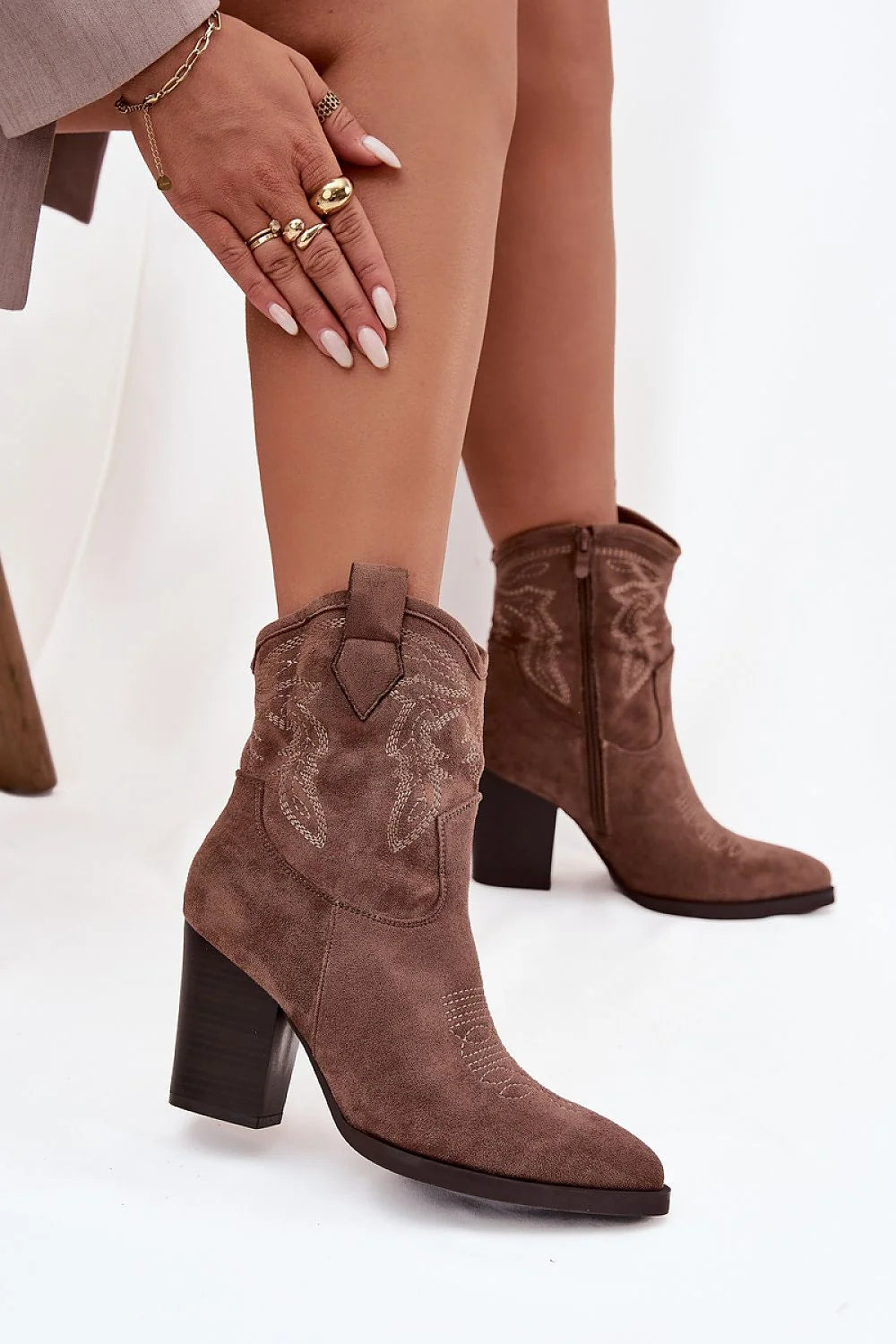 bottes cowboy femme suédine écologique talon bloc 9cm bout pointu tige 16cm broderies assorties boucle patte zippée latérale semelle contrastée