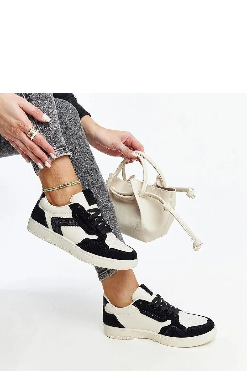 Sneakers modernes pour femmes, style sportif, basse, bicolore, cuir et daim, paillettes, élégance, casual, look urbain