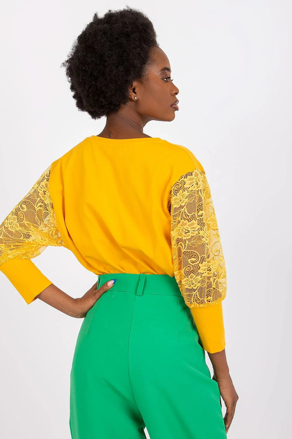 Chemisier Rue Paris haut en dentelle manches longues couleur jaune éclatant pantalon vert vif taille haute plis coupe large femme