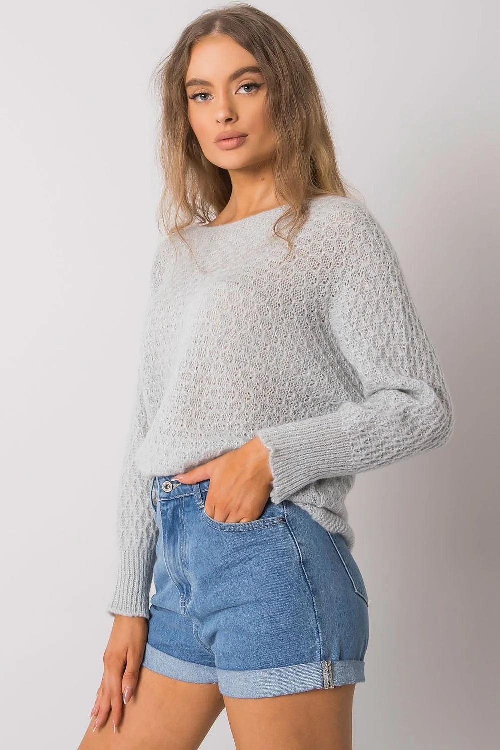 Ensemble sweater maille gris et short denim bleu femme décontracté moderne manches longues taille haute