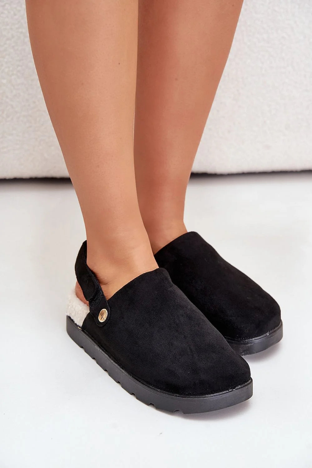 Pantoufles pour femme style moderne en suédine noire fourrure intérieure bouton doré confortable design élégant