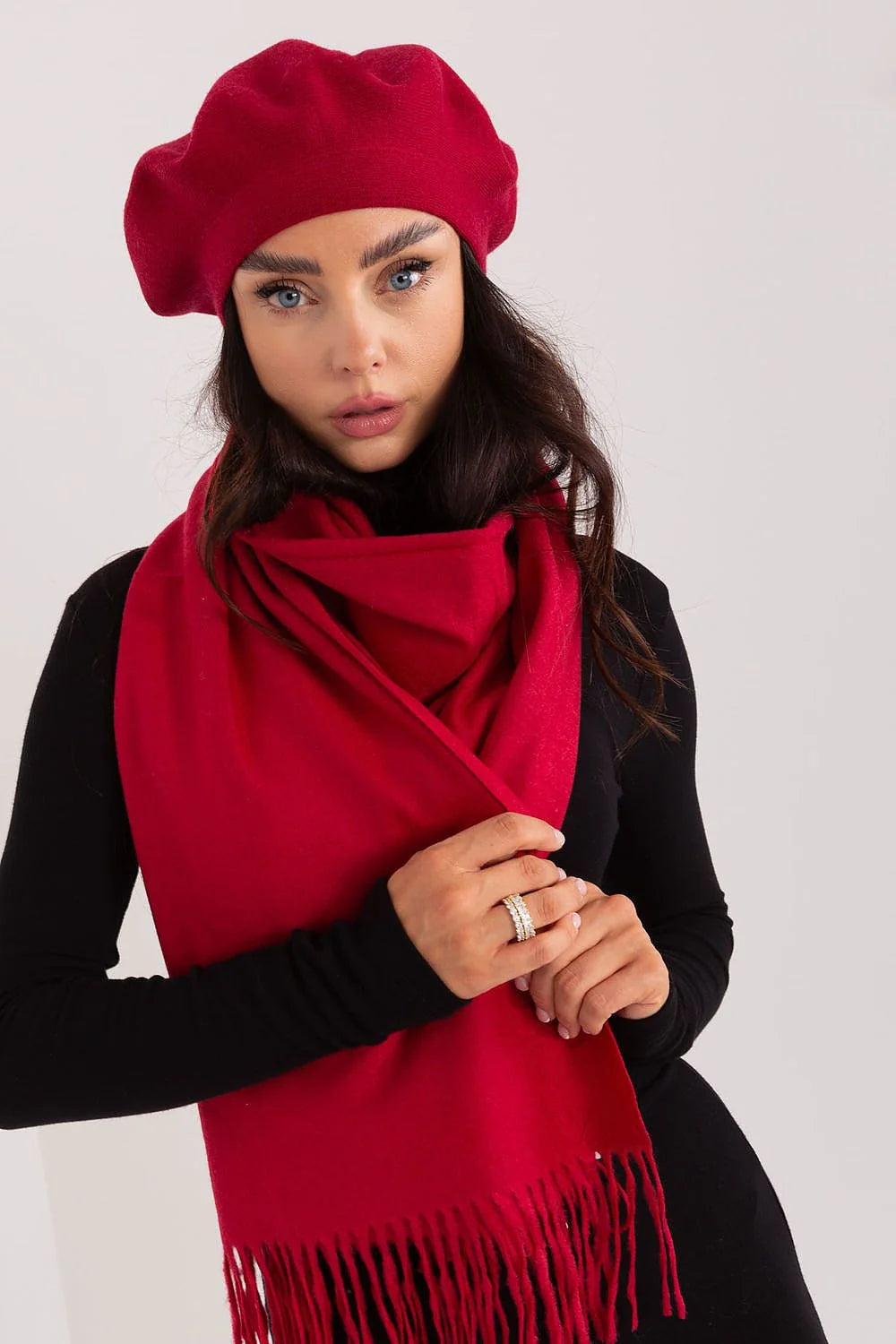 Béret et écharpe en laine rouge vif style français moderne design classique pour femmes occasion hiver élégance accessoire mode