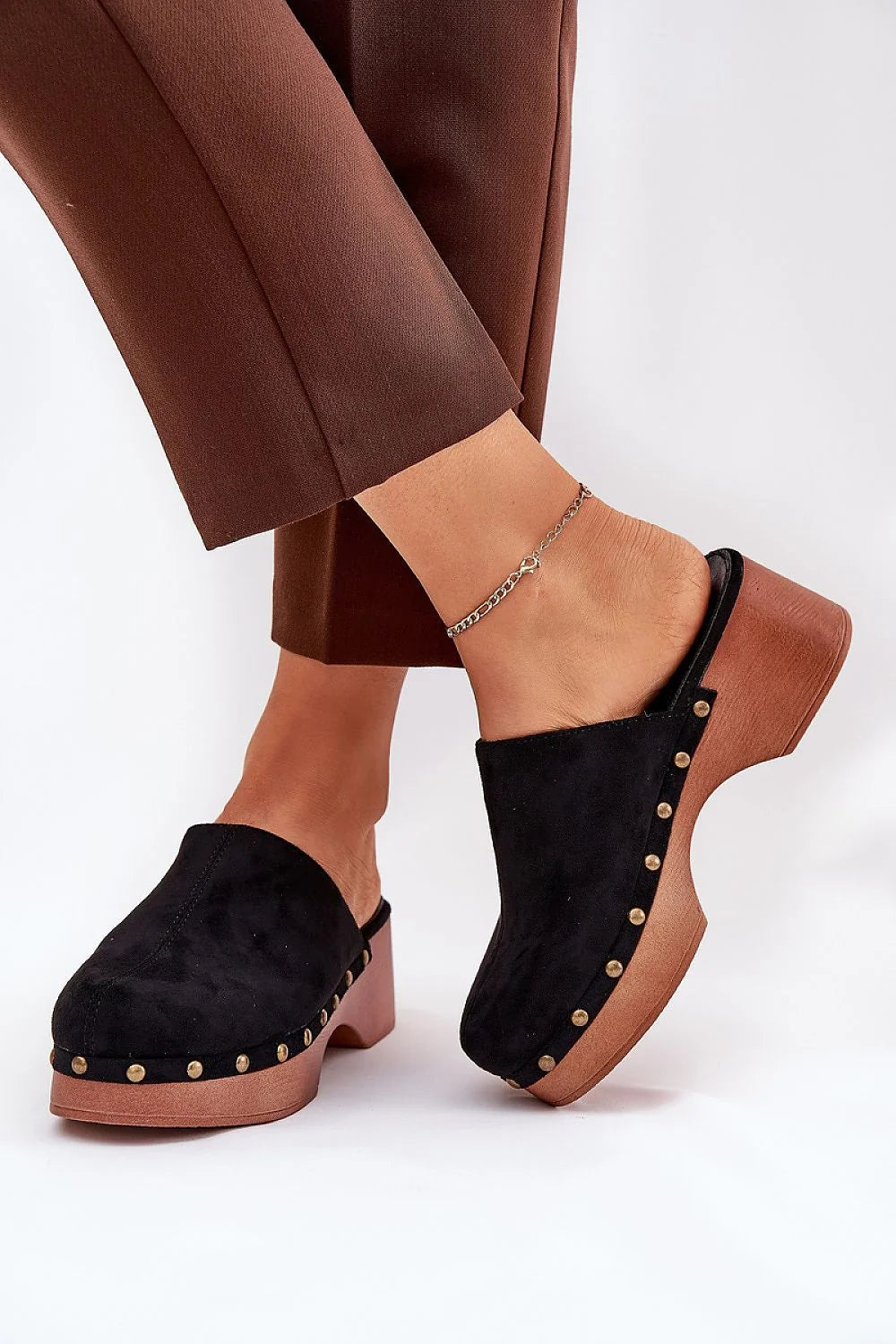 Clacquettes en cuir suédé pour femme, design rétro années 70, semelle en bois, clous dorés, confort toute la journée, idéales pour les robes d'été et les tenues casual, talon compensé, style sophistiqué et unique