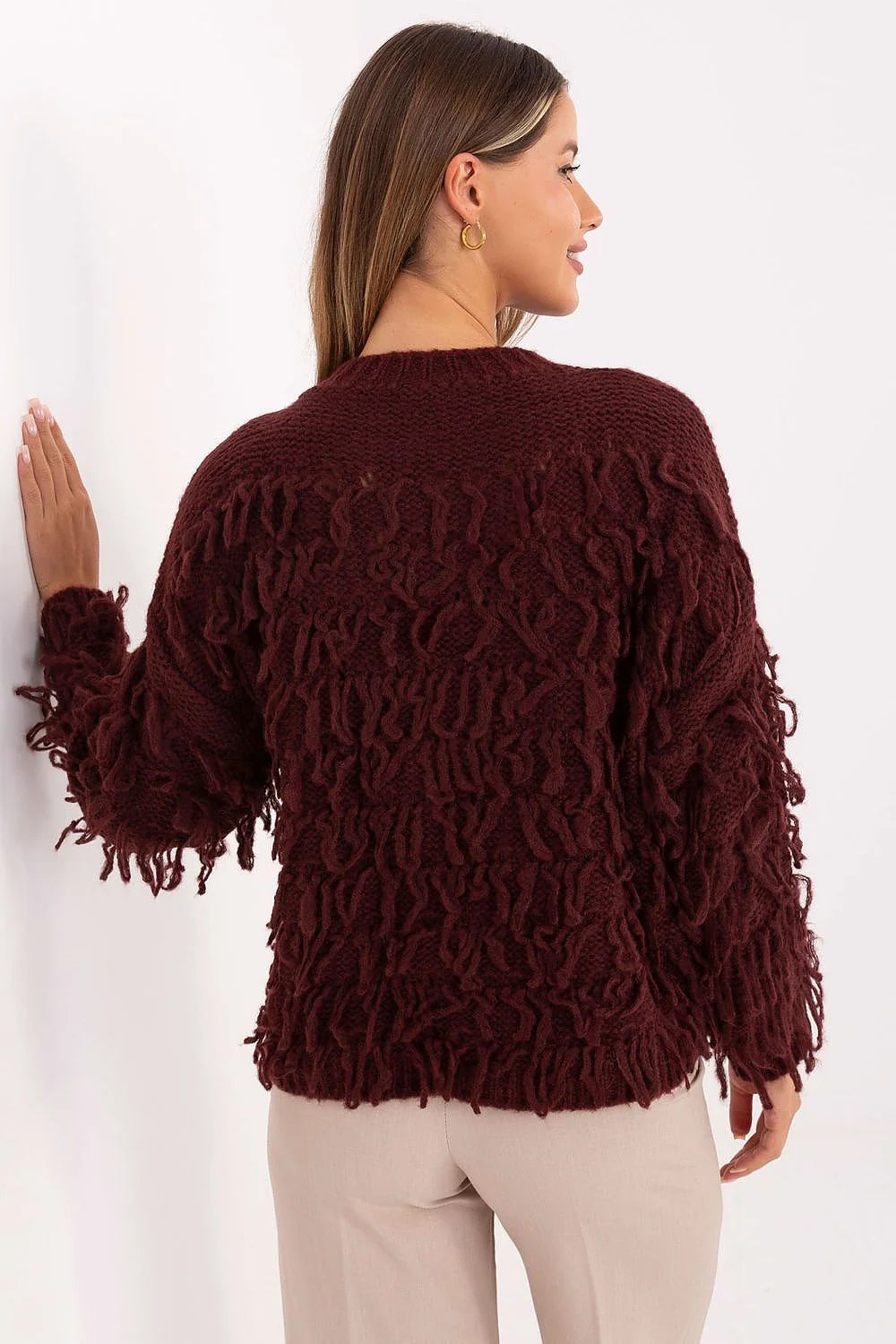 pull femme oversized court maille épaisse bordeaux col rond manches longues larges texture bouclée franges fils lâches volumineux
