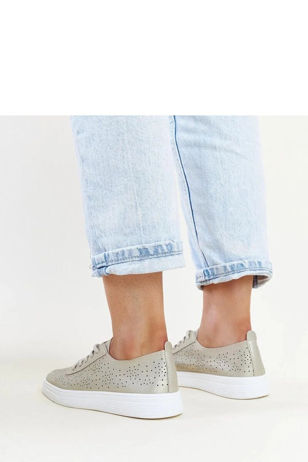 Baskets élégantes pour femmes en cuir écologique dorées bout arrondi design perforé lacets confortables occasion spéciale mode everyday shoes