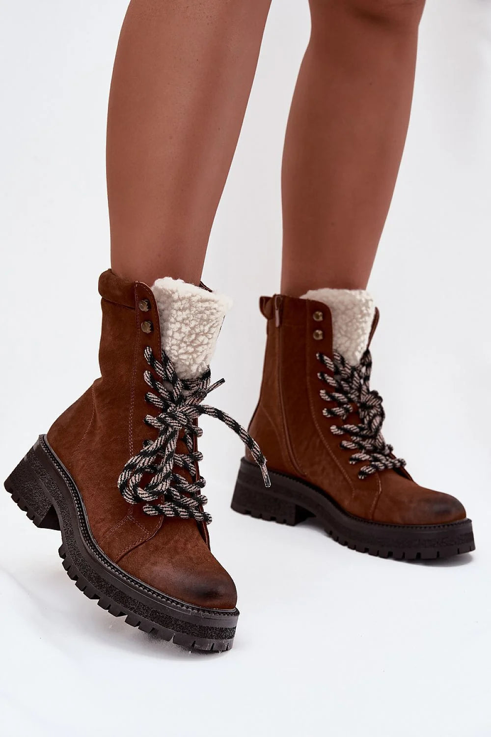 bottines rangers femme daim marron doublure sherpa crème lacets épais noir zip latéral semelle crantée talon bloc œillets adhérence hivernale