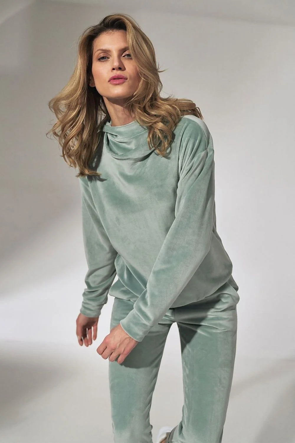Ensemble loungewear femme velour rose doux coupe ample confortable style décontracté cocooning moderne élégant