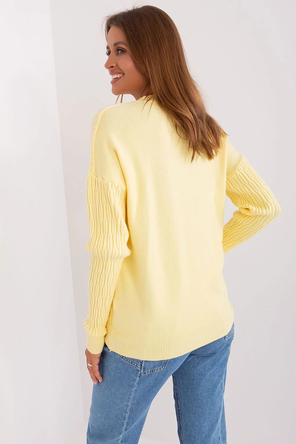Pull femme jaune pastel maille tressée manches longues coupe ample encolure ronde côtelée matière douce