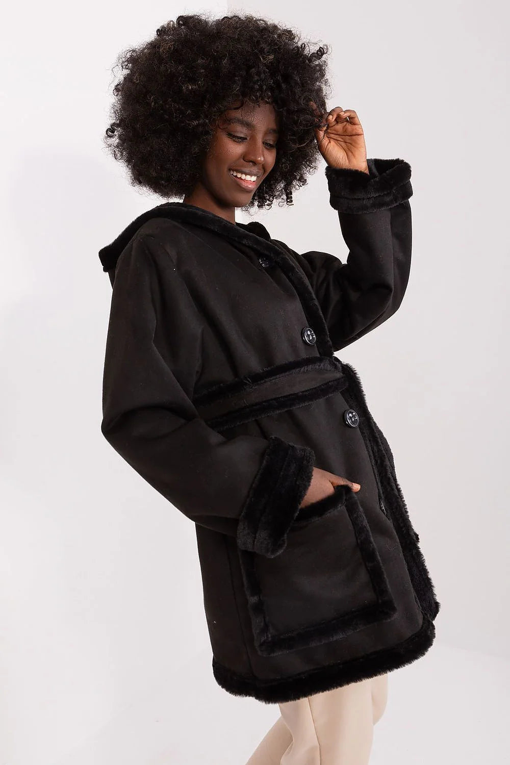 manteau Lakerta mi long femme capuche suédine noire fausse fourrure doublure bordures boutonnage ceinture nouer coupe droite ample poches plaquées
