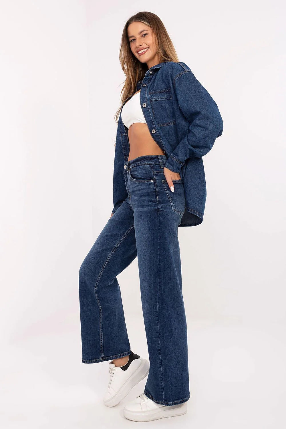 Ensemble denim bleu pour femme, veste et pantalon, look casual-chic, coton stretch, coupe classique