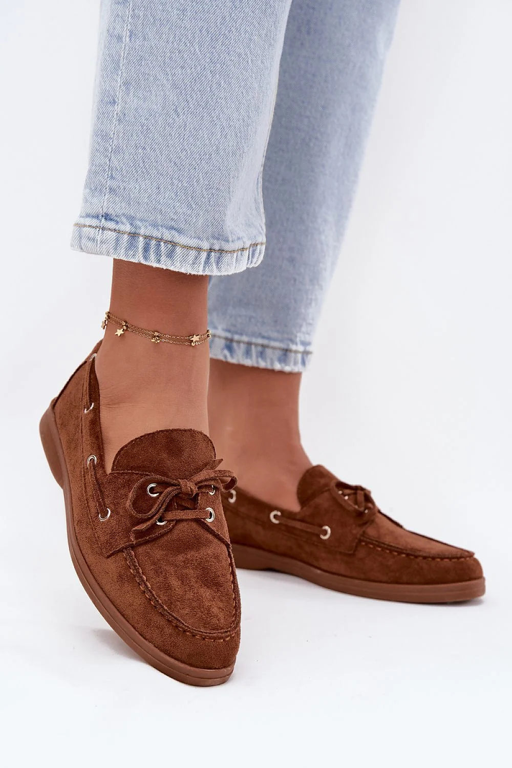mocassins femme suédine cognac bateau silhouette basse bout arrondi surpiqûres laçage oeillets métalliques semelle gomme antidérapante intérieur légèrement rembourré confort