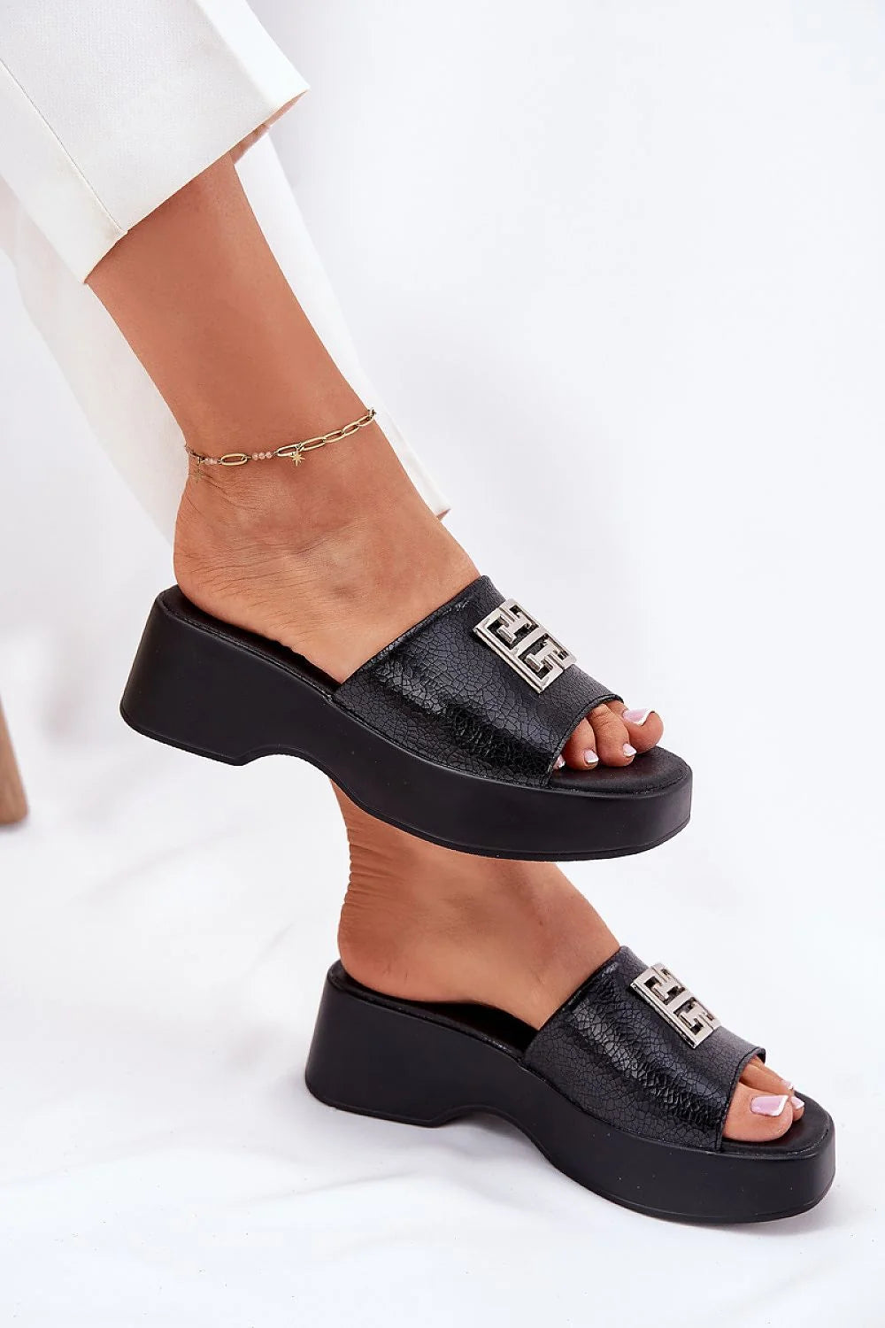sandales platesforme compensée cuir noir texturé mules grainé bout ouvert bride large semelle épaisse emblème argenté bracelet cheville doré