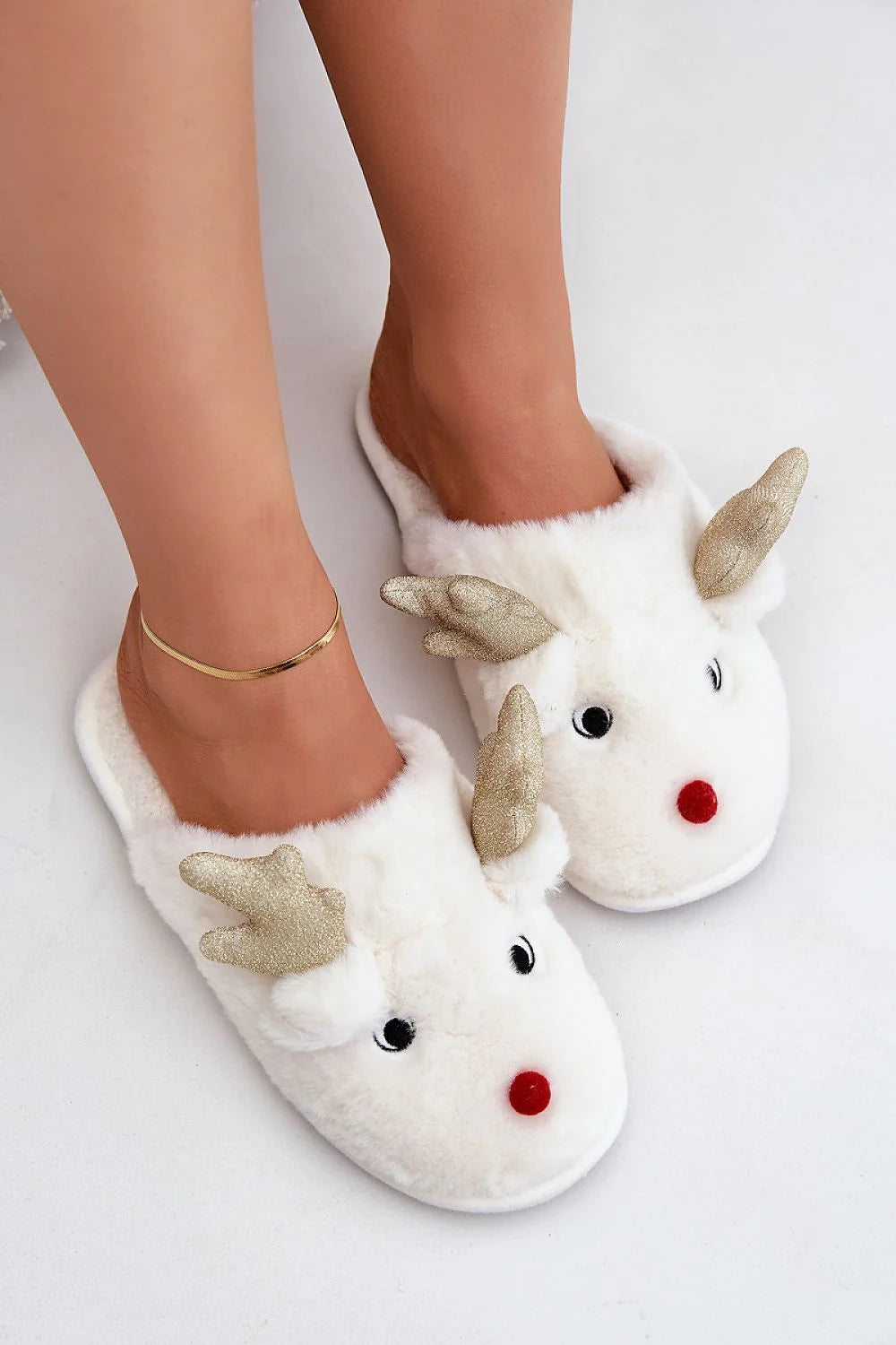 Pantoufles en fausse fourrure blanche à motif renne, style festif, femme, confort hiver, intérieur doux, antidérapant, mules, design ludique