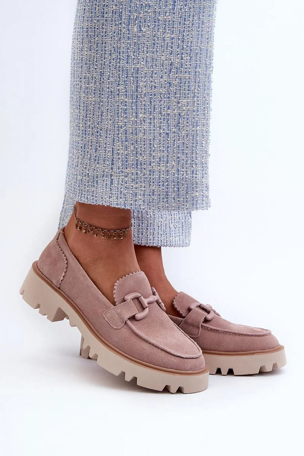mocassins femmes élégants daim rose poudré luxueux confortables semelle crantée beige plateforme légère mors métallique couture festonnée maintien structuré chic