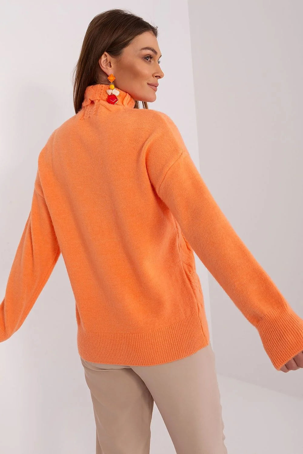Pull à col roulé torsadé pour femme, couleur orange vif, coupe semi-ajustée, matériau doux, manches longues, style casual chic