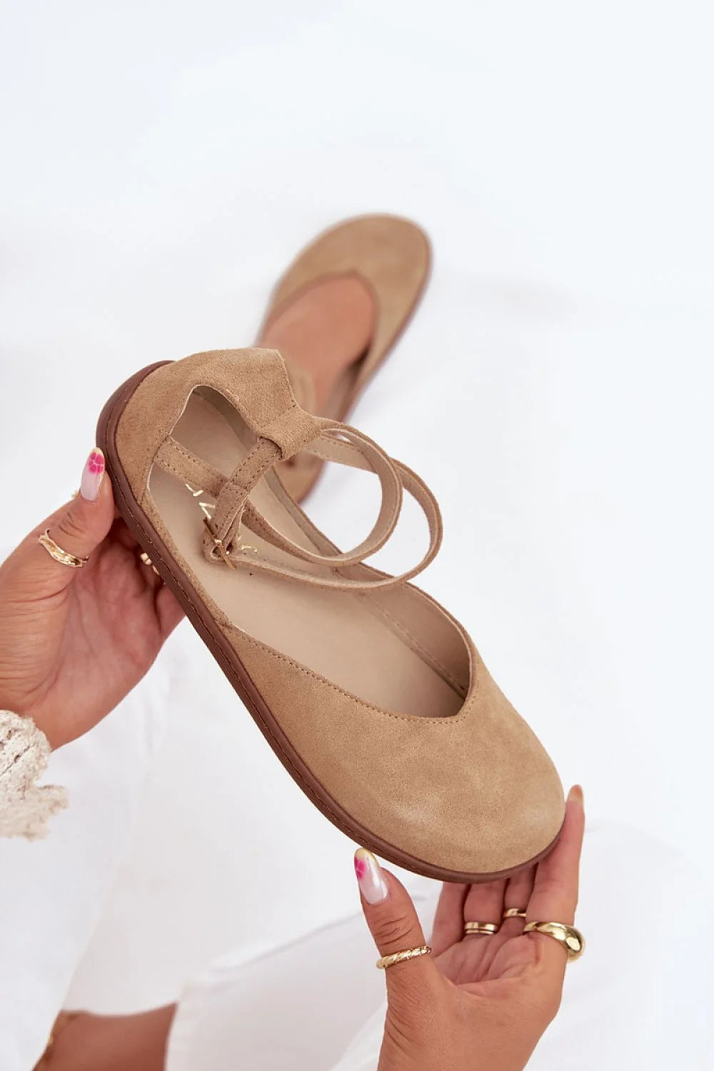 ballerines femmes plates suède beige bride cheville croisée boucle réglable semelle souple caoutchouc confortable barefoot naturel estival élégant décontracté
