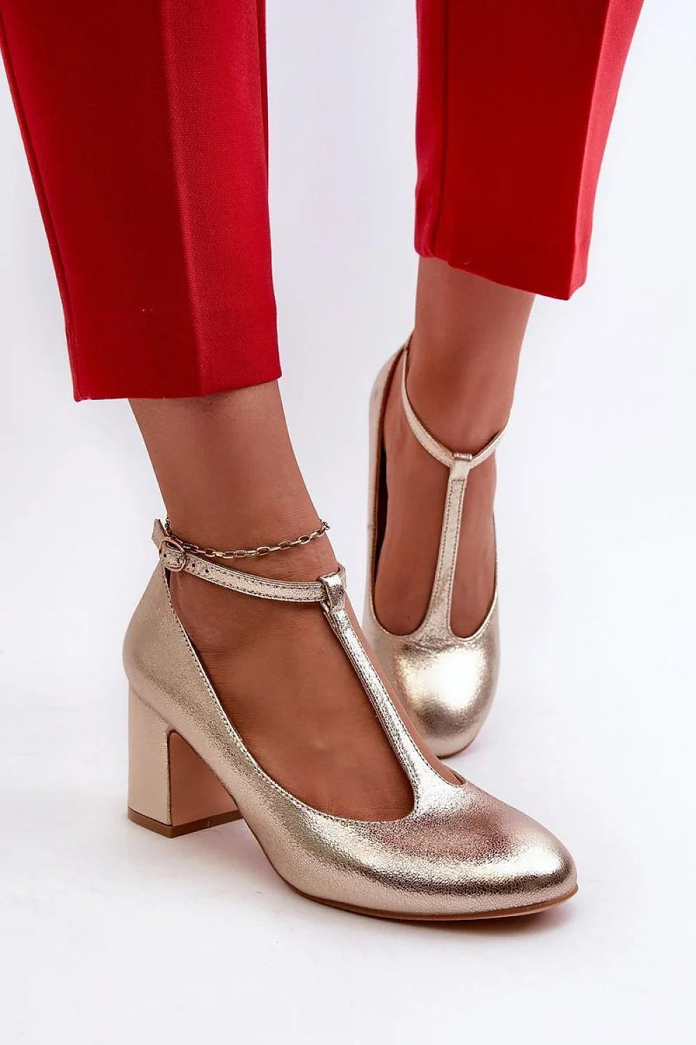 Escarpins élégants pour femme talon large 5 cm cuir écologique finition dorée bride T ajustable confortable soirée quotidien