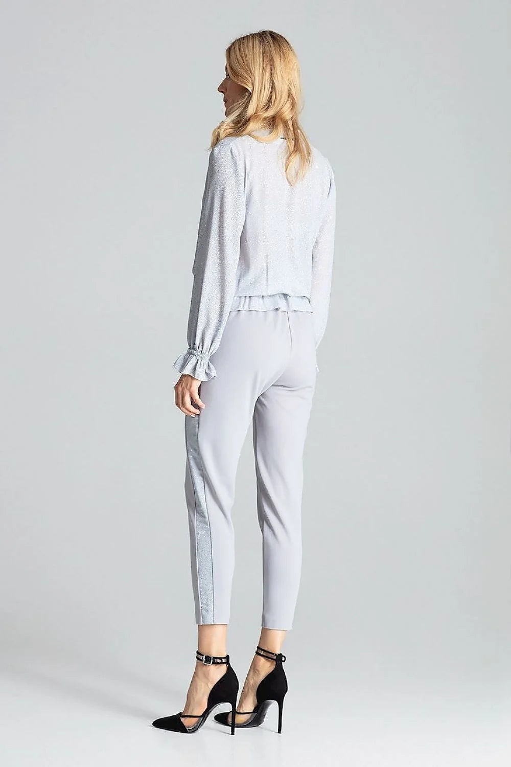 chemisier brocart rouge moderne féminin élégant manches longues bouffantes col V croisé taille élastique poignets froncés cintré reflets métalliques subtils