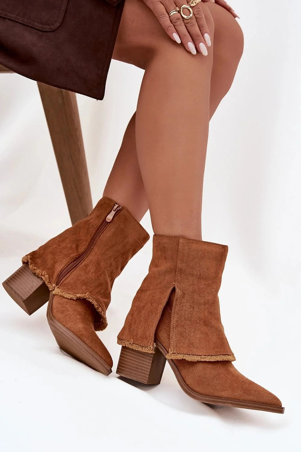 bottines femme suédé écologique cognac tige repliée cheville bout pointu talon pilier neuf centimètres stable zippée volant effiloché