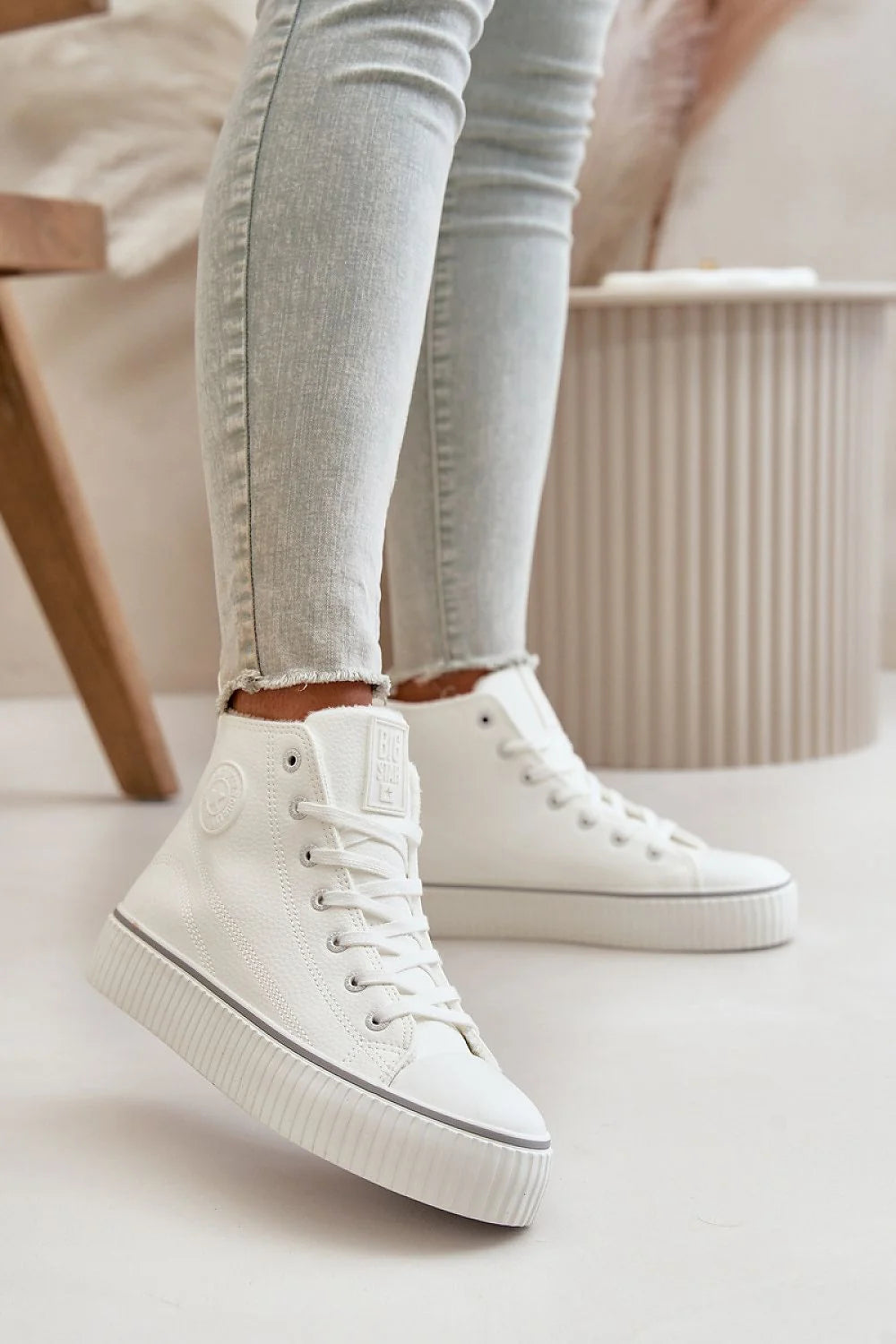 baskets montantes femme cuir synthétique grainé blanc plateforme caoutchouc crantée semelle épaisse lacets oeillets métalliques logo embossé discret BIG STAR