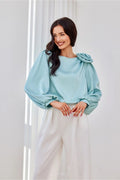 Ensemble féminin élégant et romantique blouse manches longues puffy floral satin bleu pastel pantalon blanc cassé occasion spéciale