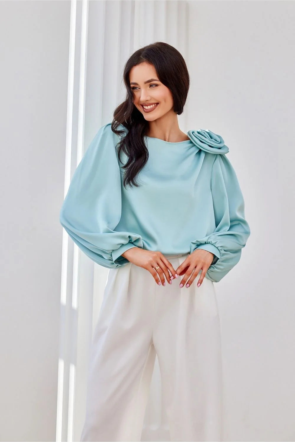 Ensemble féminin élégant et romantique blouse manches longues puffy floral satin bleu pastel pantalon blanc cassé occasion spéciale