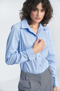 Chemise manche longue Nife bleu clair classique femme coupe ajustée col structuré boutons assortis