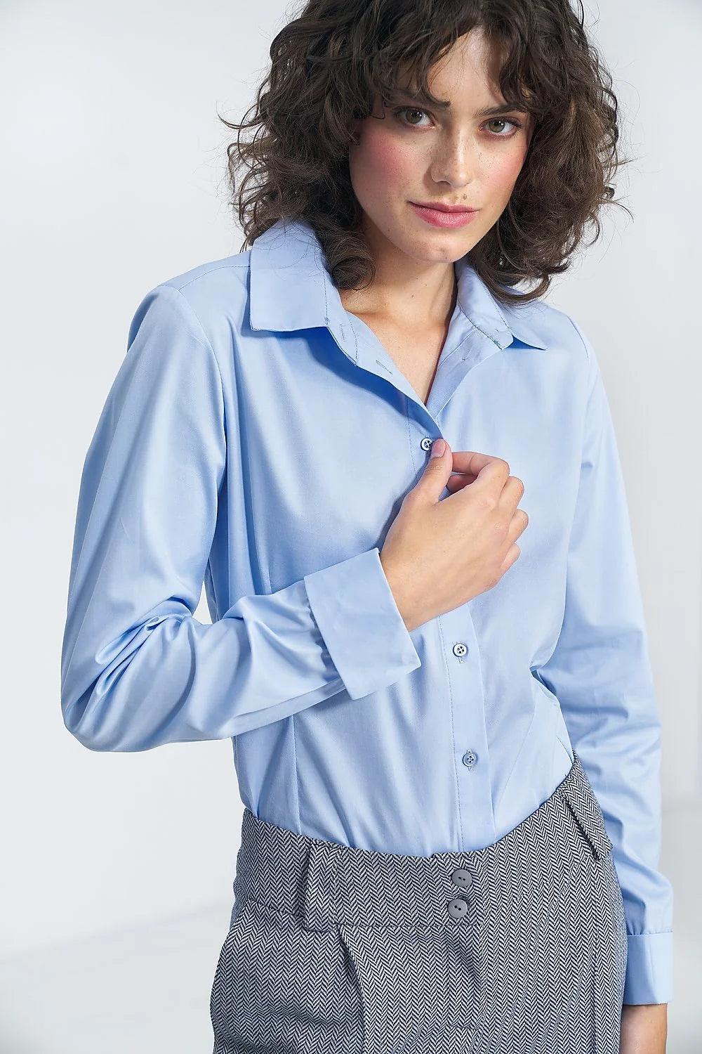 Chemise manche longue Nife bleu clair classique femme coupe ajustée col structuré boutons assortis
