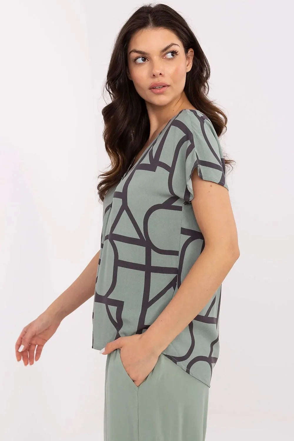 Ensemble mode femme haut et pantalon motifs géométriques vert sage tissu léger coupe décontractée