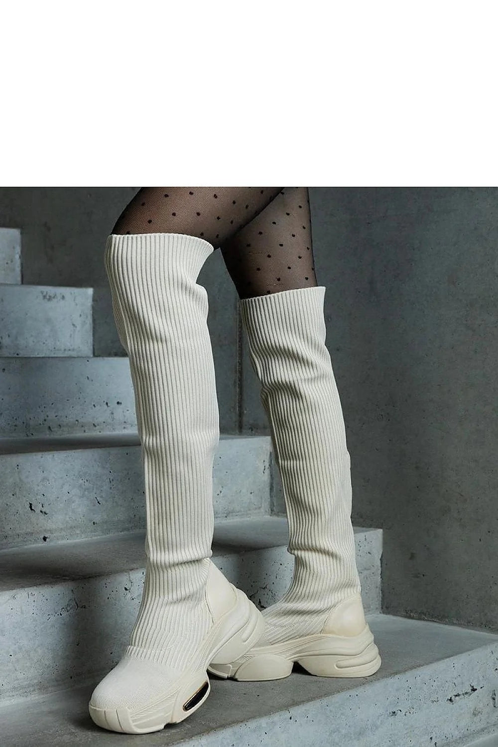 Bottes hautes cuissardes pour femme design moderne en tissu côtelé style sport-chic automne-hiver 2023