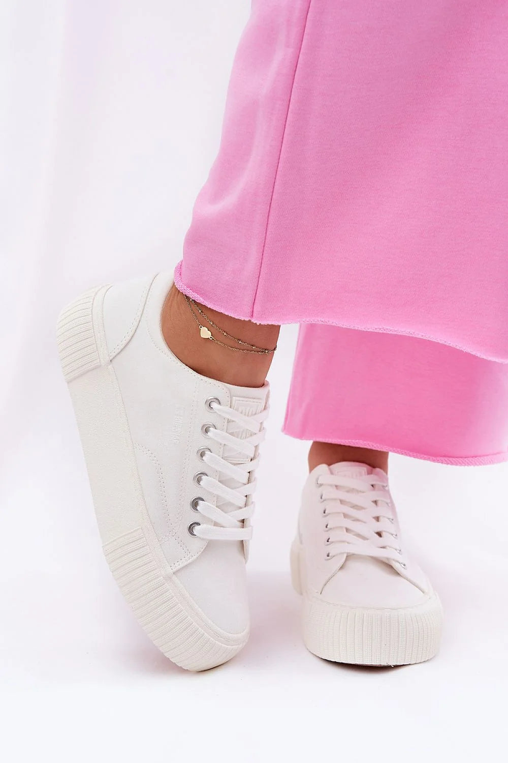 Baskets et pantalon rose vif pour femmes style moderne confortable look décontracté bijou de cheville cœur doré