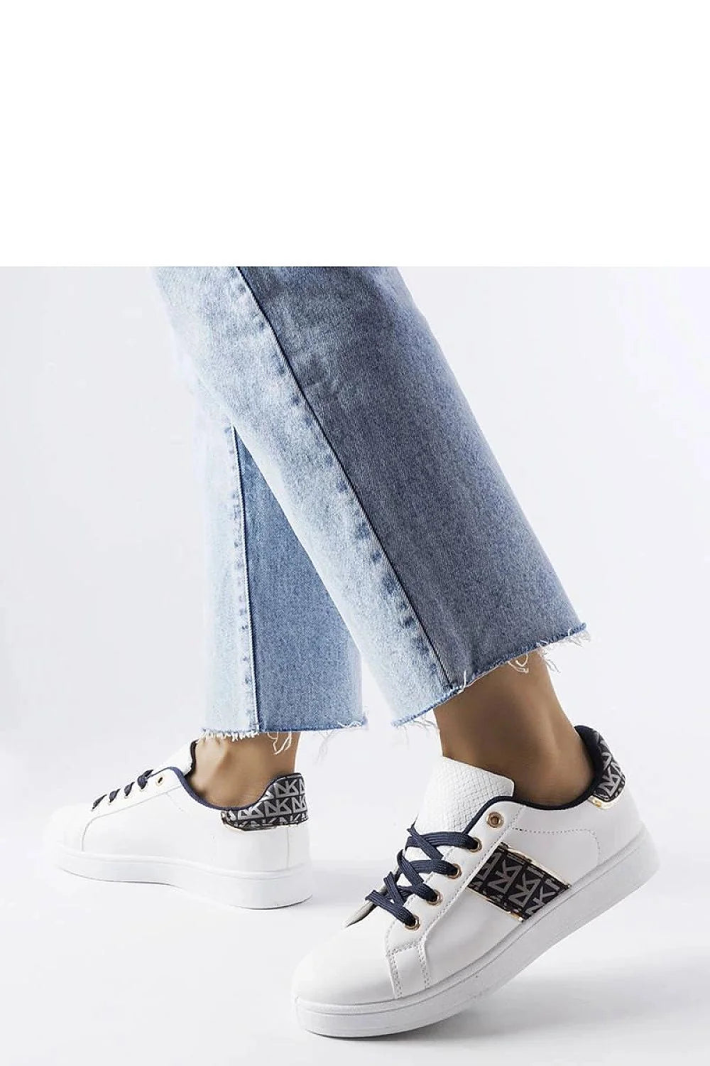 baskets modernes élégantes femmes cuir synthétique blanc bleu marine motif graphique lacets navy œillets dorés semelle épaisse col matelassé confort