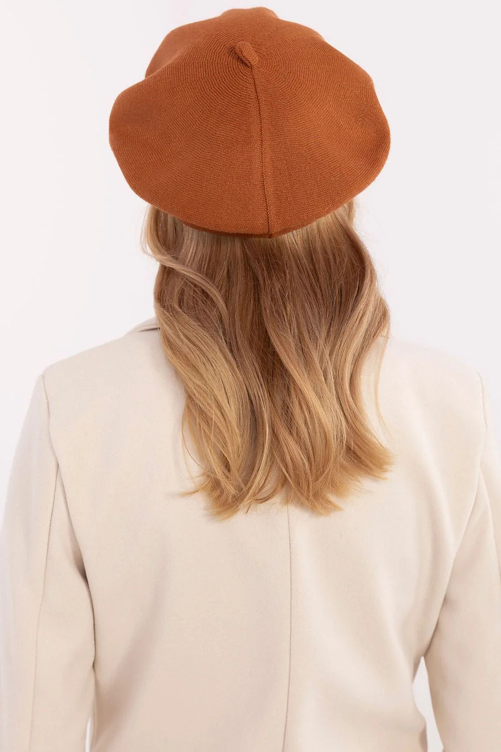Béret élégant pour femmes, automne/hiver, couleur caramel, avec manteau beige, style intemporel, matières douces, parfait pour les looks sophistiqués