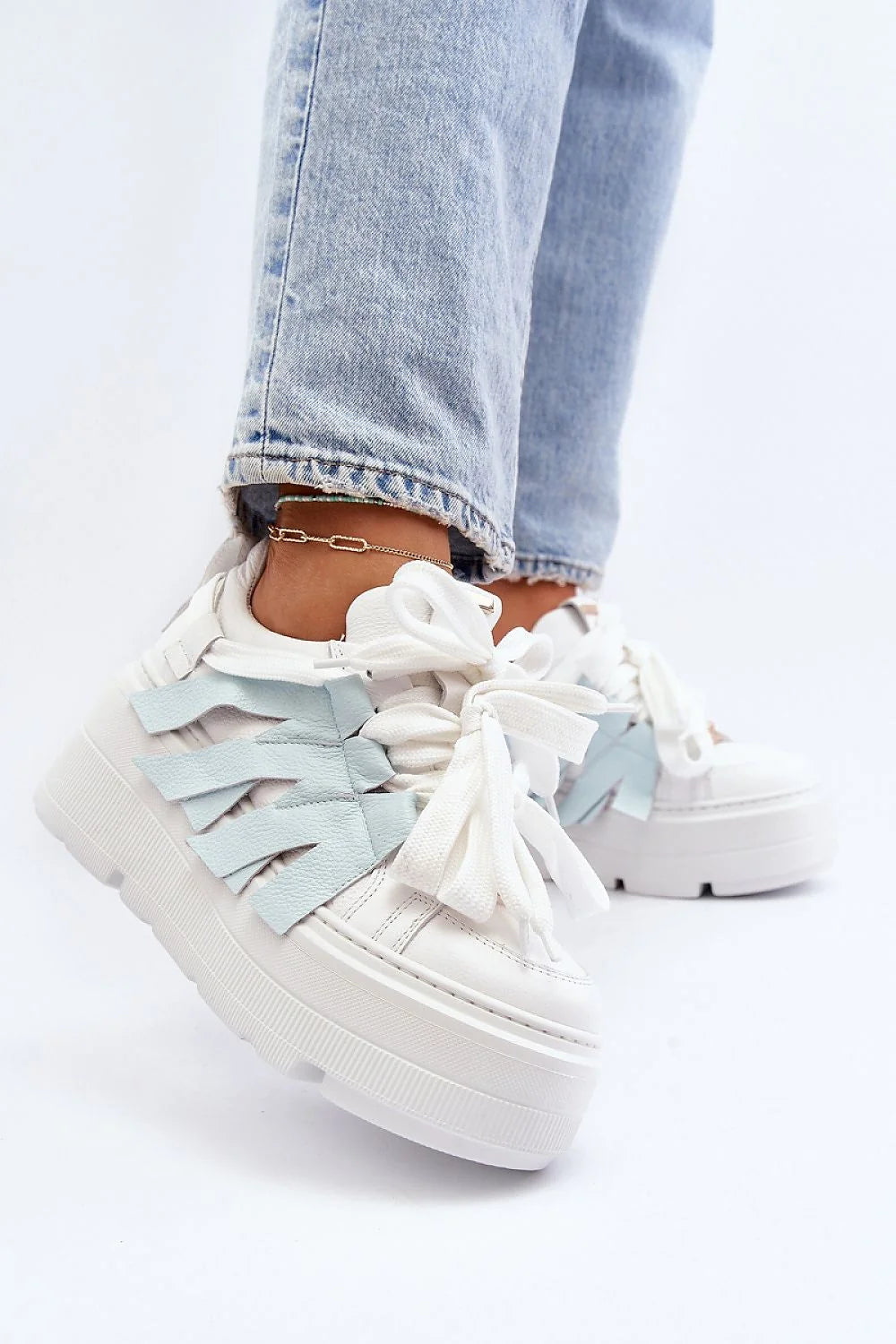 Chaussures de sport pour femmes Sneakers design moderne plateforme cuir blanc bleu clair lacets larges doré CHILL