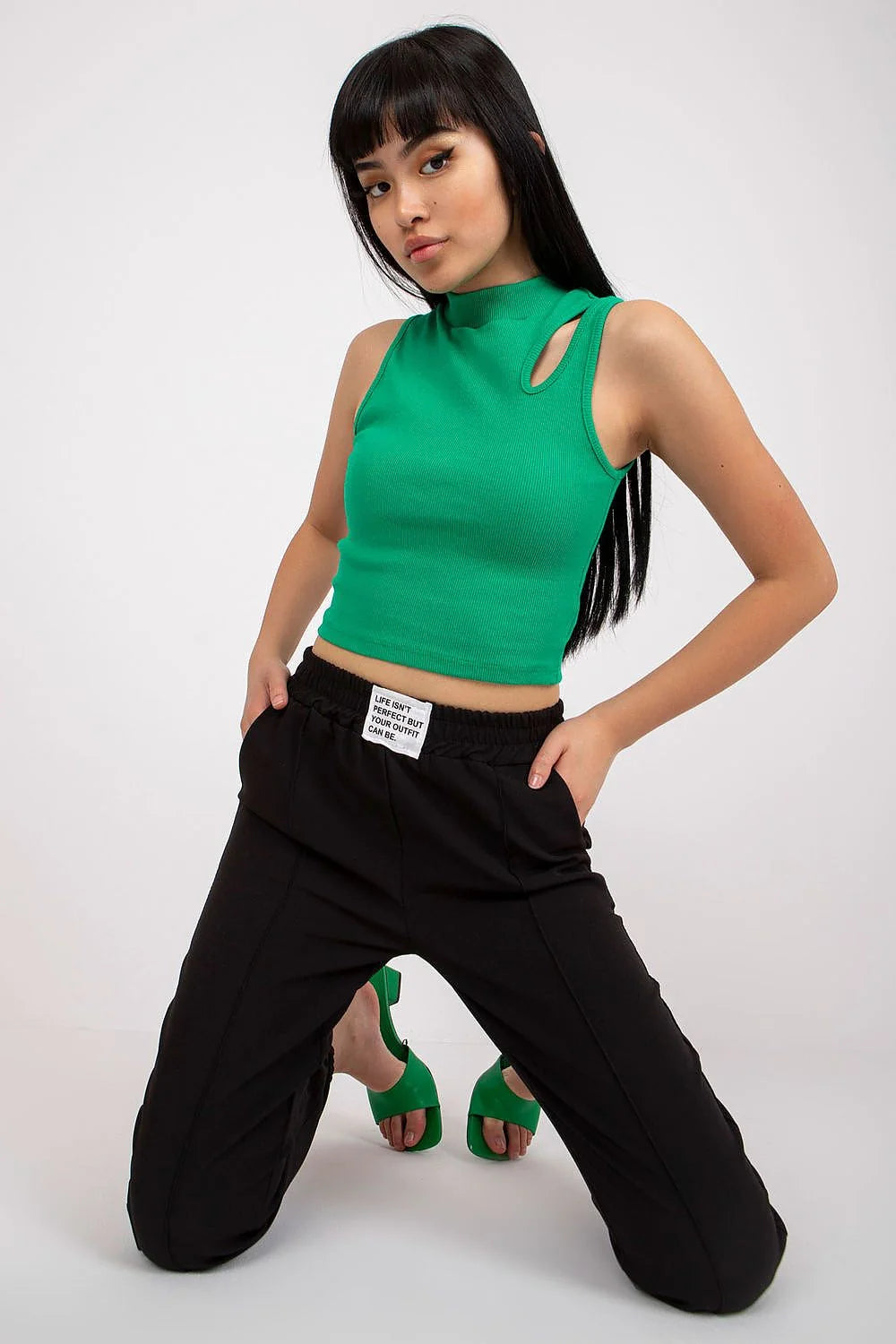 Pantalon femme haute taille tissu élastique poches latérales obliques elasthanne polyester.crop top rayures horizontales imprimé texte noir.escarpins fuchsia assortis