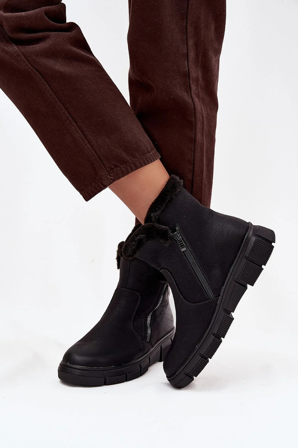 bottes neige femme simili cuir noir montante cheville plateforme crantée antidérapante doublure fourrure synthétique chaude confortable fermeture éclair latérale urbaine