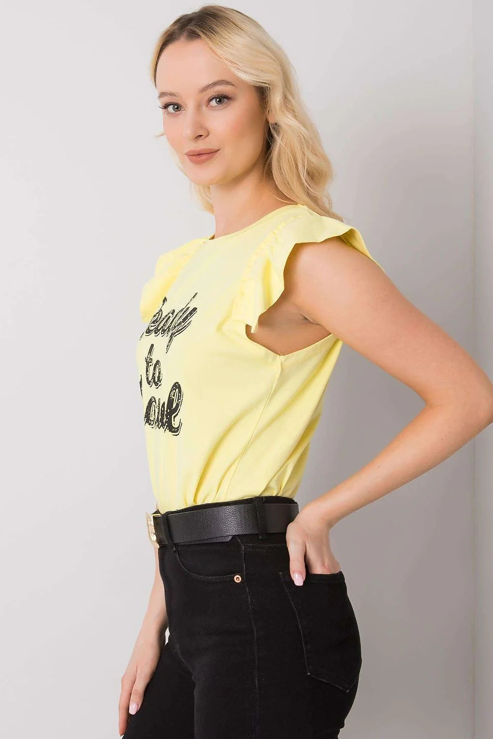 Top mode femme sans manches en coton graphique Ready to Travel ruffle neckline pastel yellow casual chic