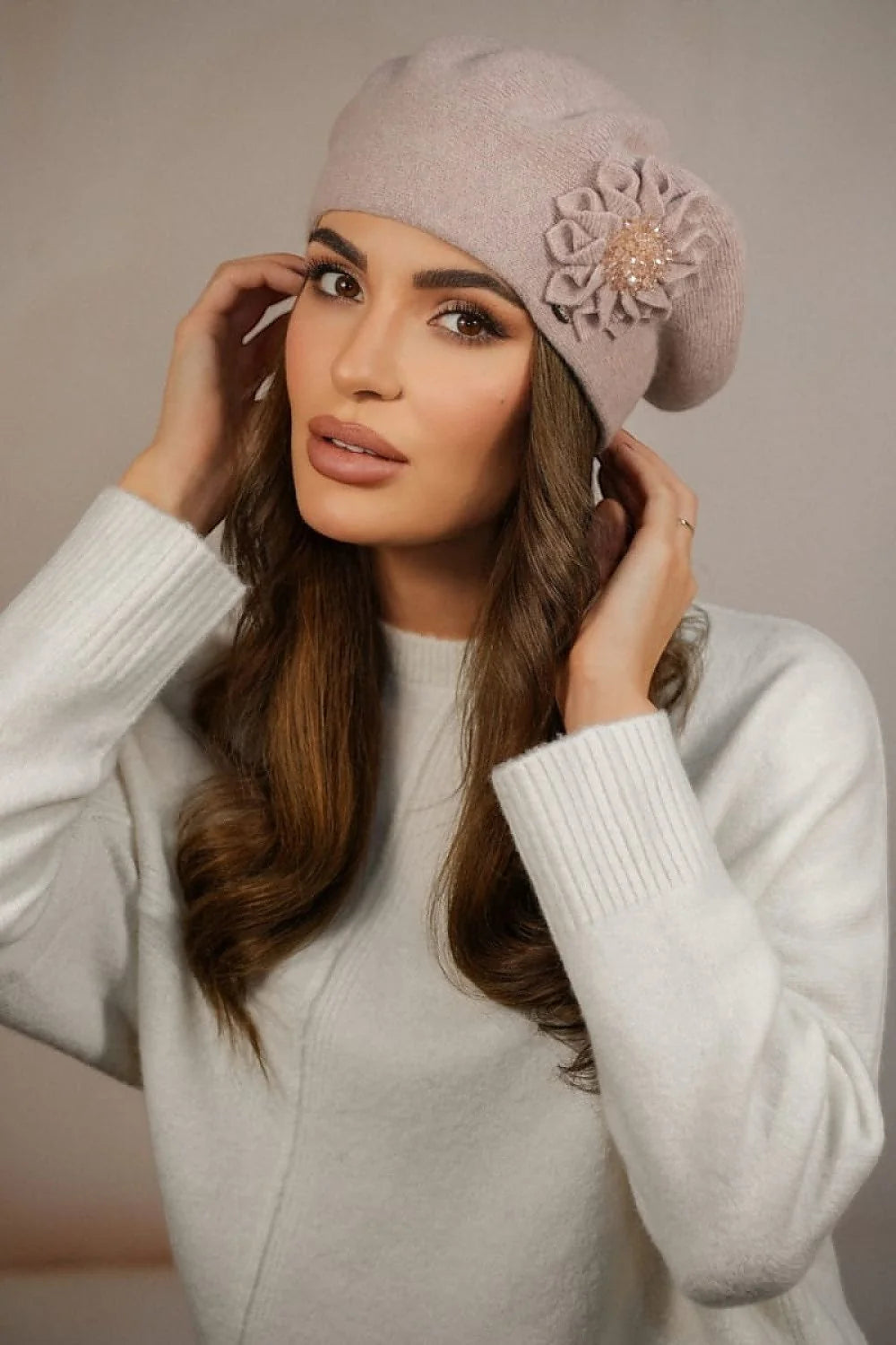 Béret Kamea en laine pour femme, élégant, automne hiver, accessoire mode, fleur perlée, beige rosé, confort, style intemporel, coupe classique, idéal quotidien et occasions spéciales