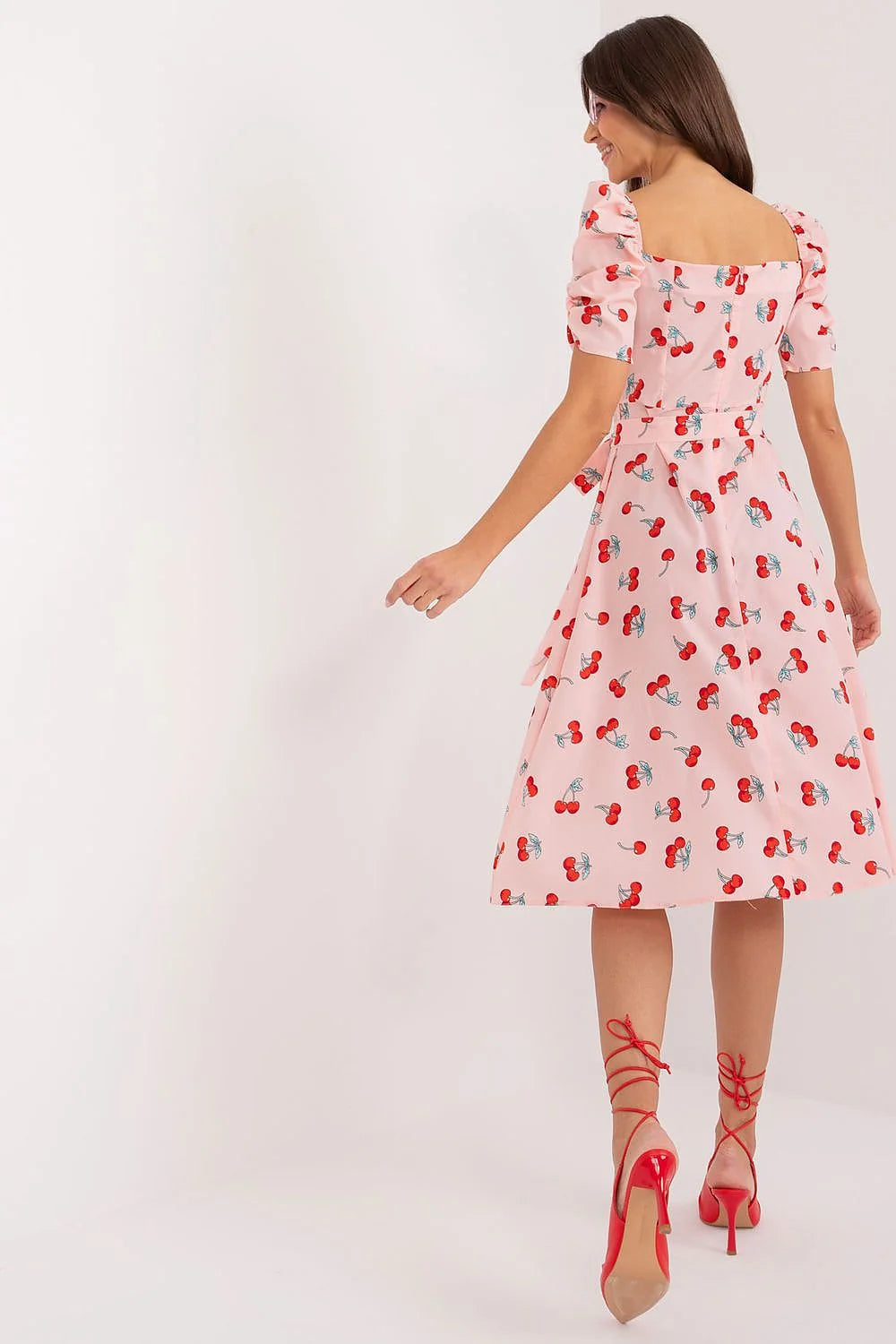 Robe d'été féminine imprimée cerises rouges rose pâle coupe évasée manches courtes ceinture assortie femme
