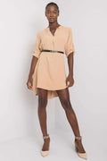 robe chemise femme tissu léger fluide beige clair coupe ample encolure V manches longues retroussées ceinture fine cuir noir asymétrique