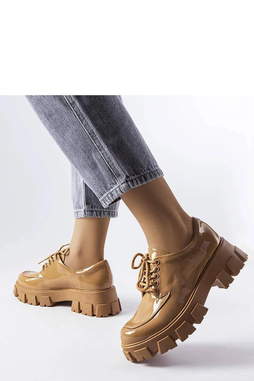 Moccasins pour femme design moderne audacieux cuir verni couleur camel lacing maintien confortable semelle caoutchouc épaissie adhérence stabilité coupe classique bout arrondi finitions soignées style décontracté chic idéal jean tenues habillées