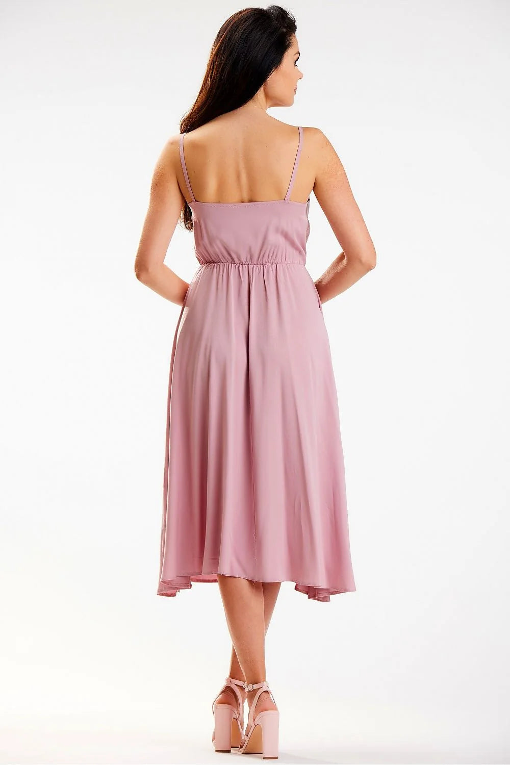 Robe élégante midi sans manches en viscose 97% en Pologne, taille ajustable, style intemporel, couleur rose poudré, robe féminine pour jours