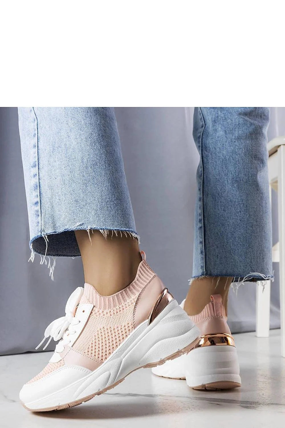 Baskets Solea femmes style moderne sportif maille respirante couleur rose pâle blanc beige semelle épaisse amorti confortable lacets élastiques ajustables bande métallique dorée