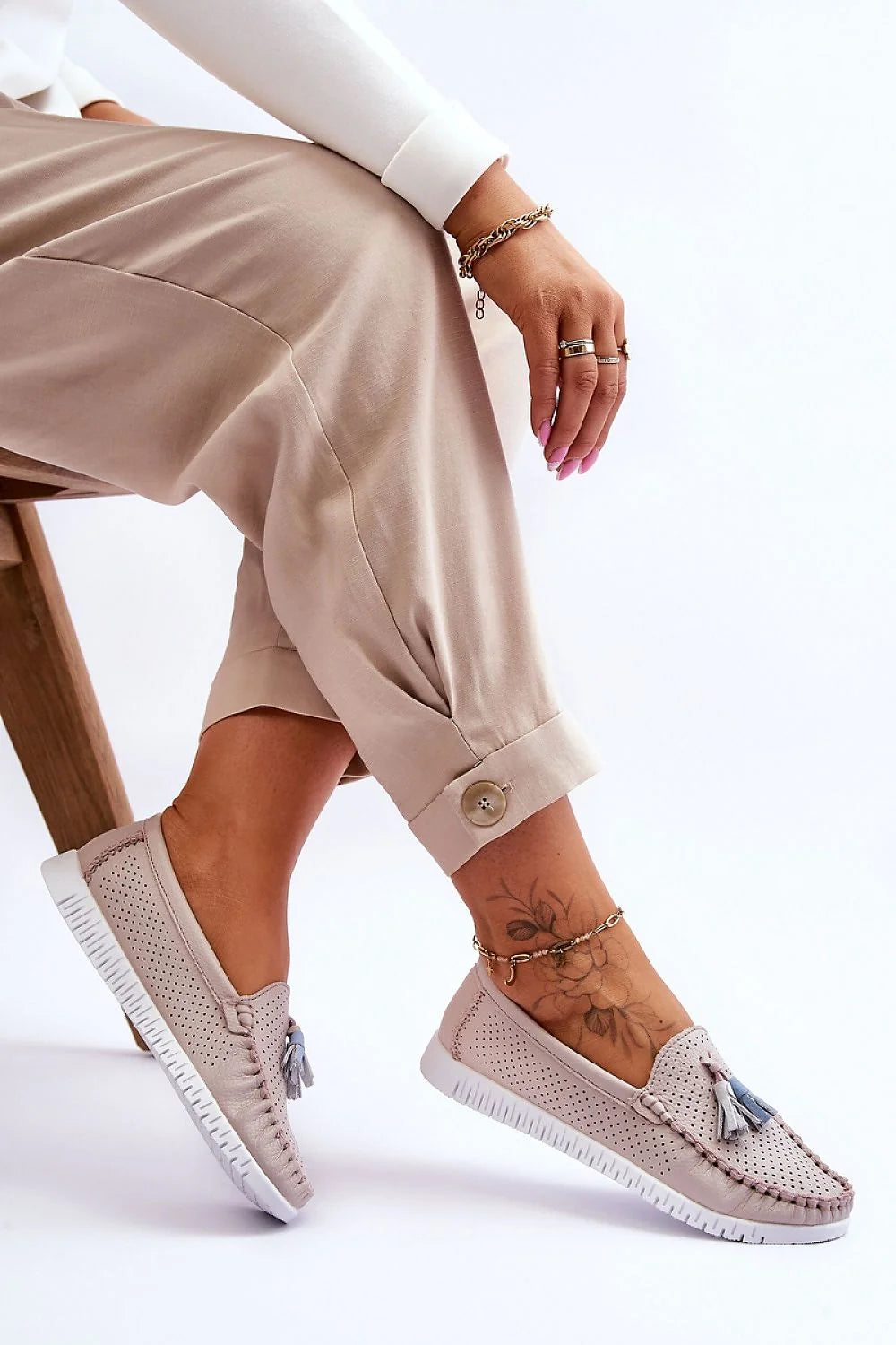Moccasins pour femmes style décontracté élégant en cuir naturel beige avec pompons bicolores plateforme antidérapante printemps-été