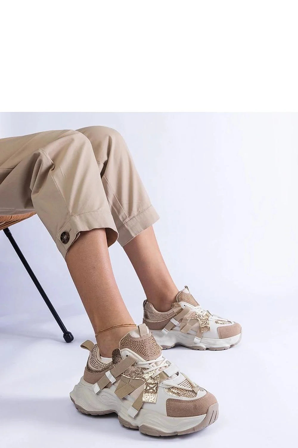 Baskets design moderne audacieux pour femmes coupe montante matériaux luxueux confort maximal style urbain sneakers tendance