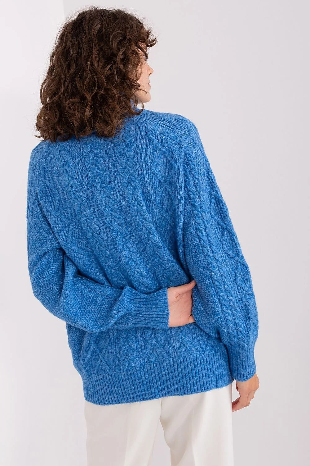 Pull pour femme en maille douce bleu vibrant motif torsadé col roulé manches raglan finitions côtelées coupe ample hiver élégance confort