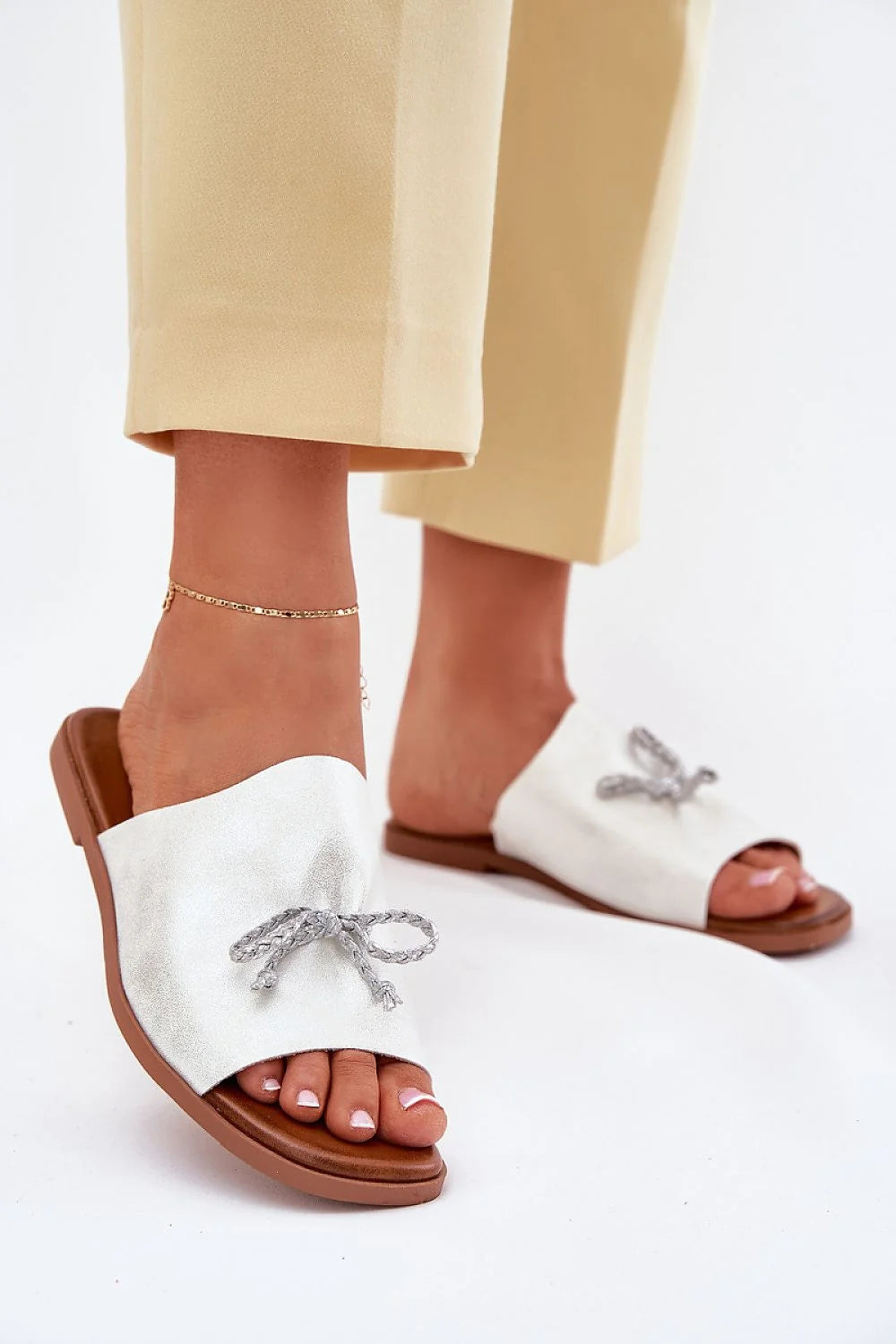 Sandales femmes élégantes minimalistes cuir artificiel talons plats sandales ouvertes été soirées blanches dorées
