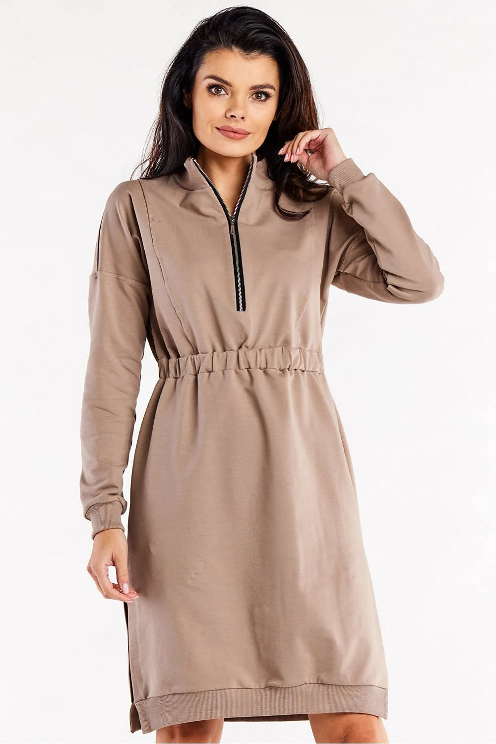 robe sweat mi longue sport chic taupe col montant zippé manches longues taille élastiquée coupe droite fentes latérales