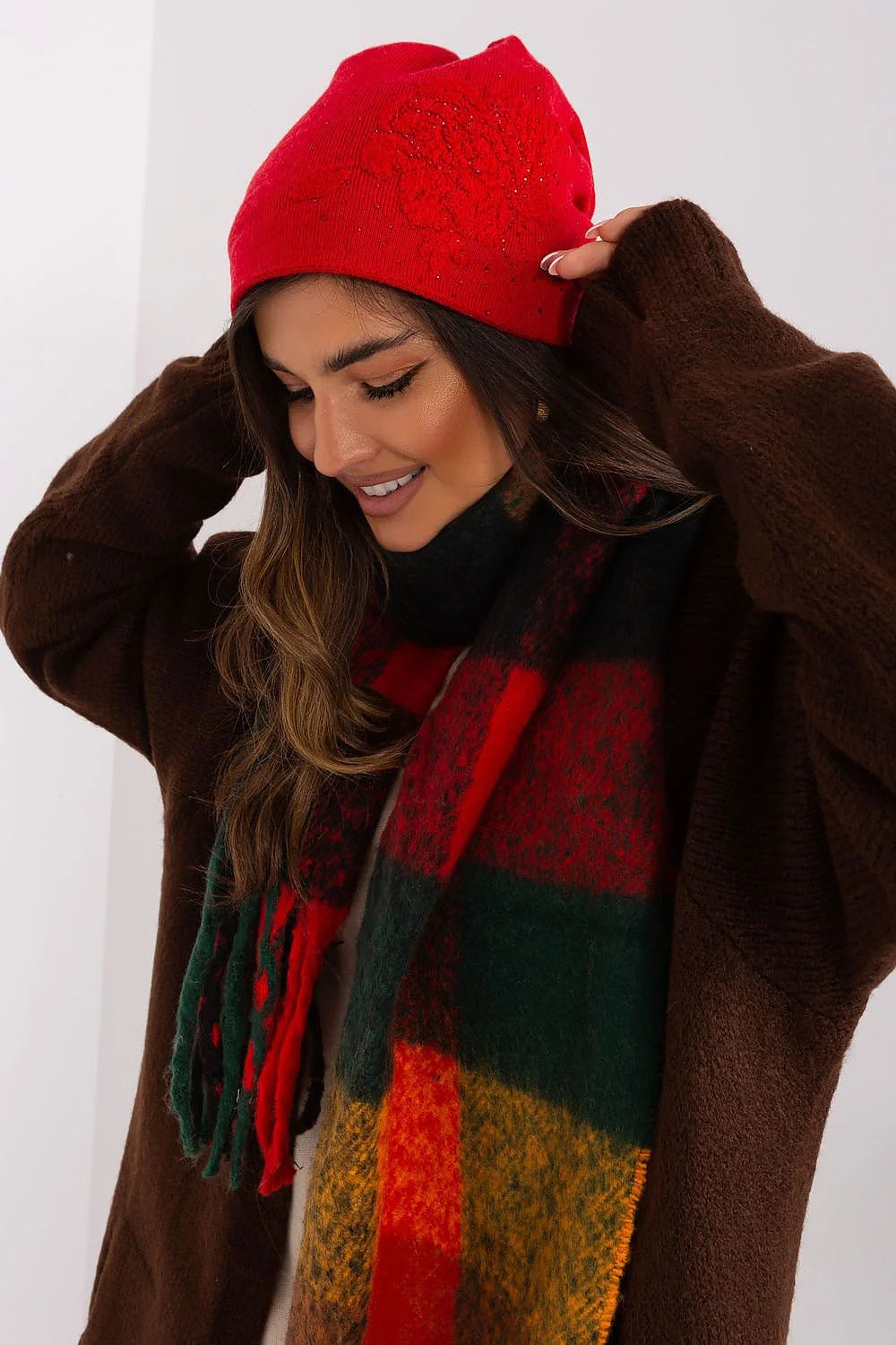 Bonnet d'hiver en cachemire pour femme, style classique, strass, acrylique 50%, coton 30%, cachemire 20%, couleur rouge vif, motifs discrets, élégance et confort